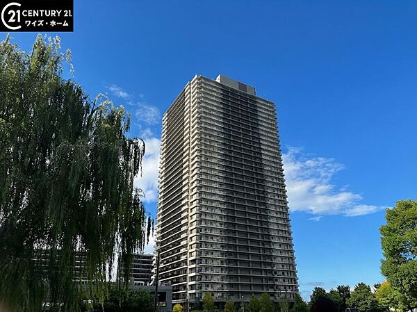 【外観】空へと伸びるシャープなライン。