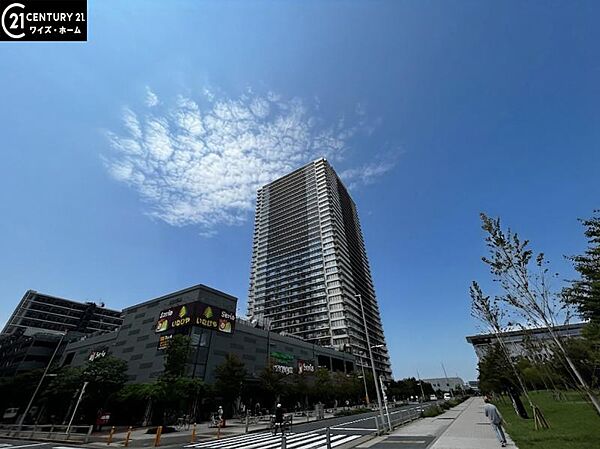 【外観】陽光をたっぷりと取り込む明るいタワー。