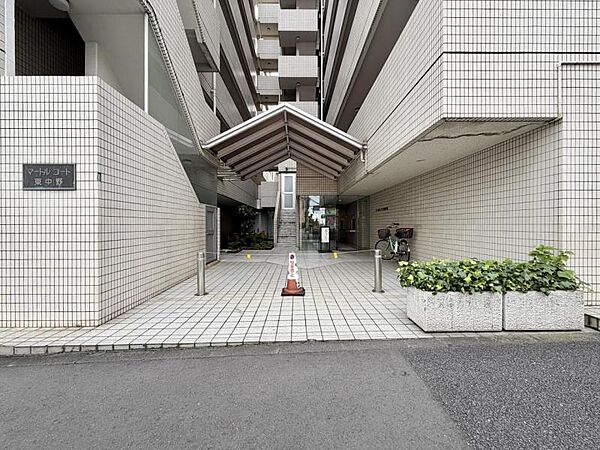 【外観】時がゆっくり流れるような佇まい。一歩入れば、あたたかい時間が待っています。