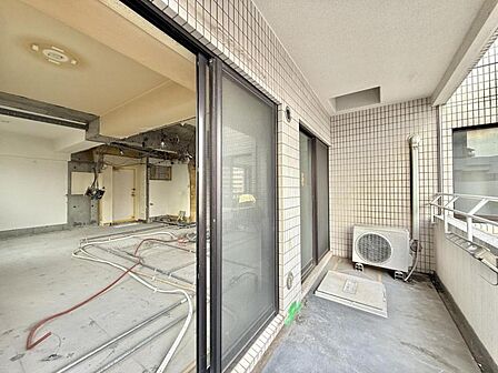 【バルコニー】 陽光をたっぷり浴びられ、リフレッシュの場としても活躍します!