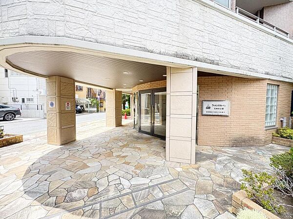清潔感のあるシンプルな外観が魅力的な物件です。