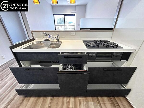 【キッチン】スタイリッシュなカウンターキッチンが映える洗練された空間。