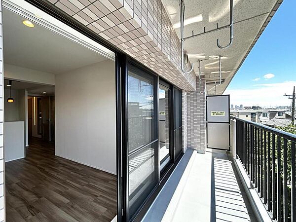 【バルコニー】心地よい風が癒しを与えてくれる時間。