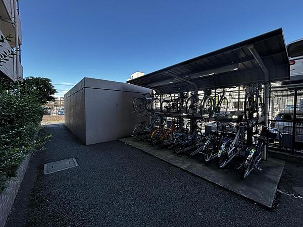【駐輪場】屋根付きの駐輪スペースがあり、雨の日も安心です。