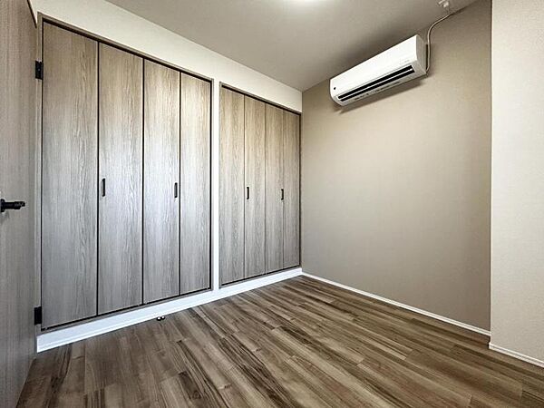 【洋室：4.2帖】収納豊富なお部屋です。