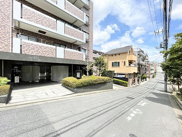 【外観】奥行きがあり、道路からの視線も気になりません。