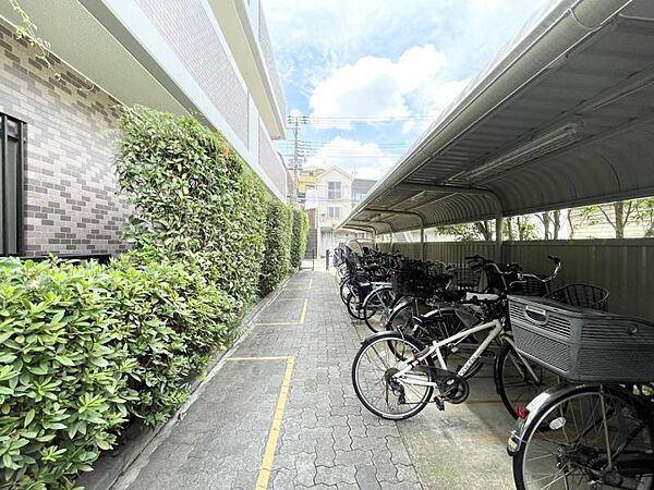 【駐輪場】敷地内に整理された駐輪場があり、愛車の保管に便利。