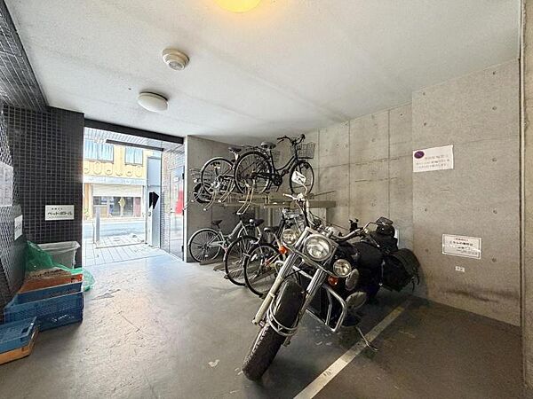 【駐輪場】屋内自転車置き場のため雨風の影響を受けにくく、保管環境も良好です。