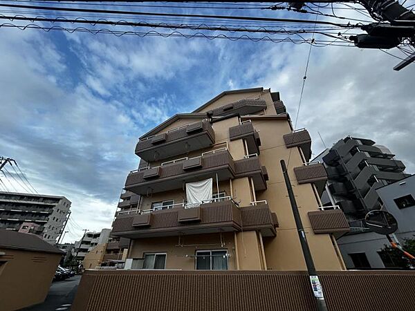 【外観】周囲と調和しながらも存在感を放つ外観です。