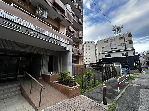 【エントランス】整然とした印象の共用エリア。