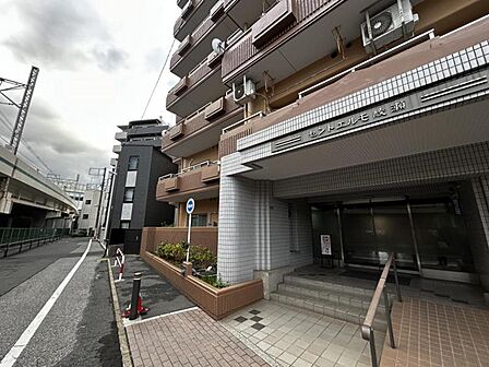 【エントランス】穏やかな雰囲気が広がる入口部分。