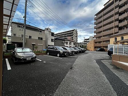 【駐車場】敷地内に設けられた利便性の高い環境。