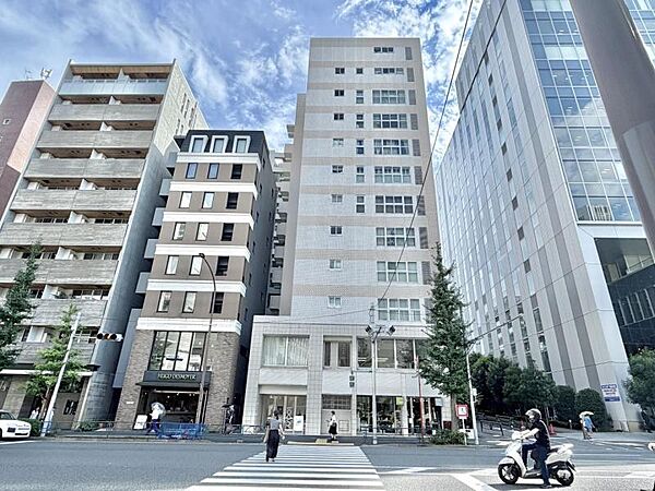 【外観】夜間の帰宅も安心。見通しが良くフラットな前面道路に面する佇まい