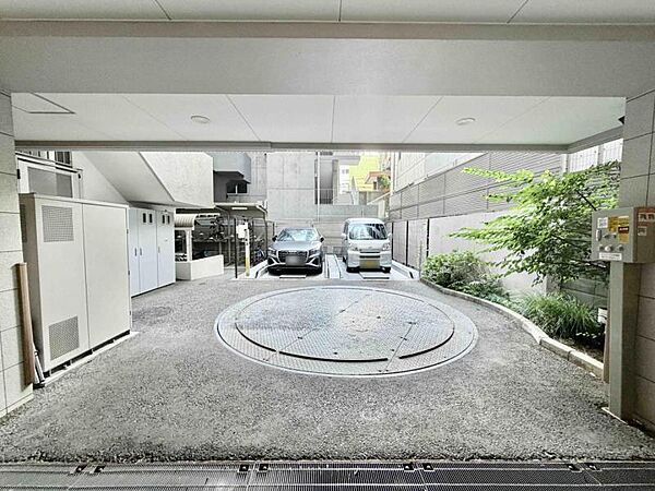 【駐車場】スペースにゆとりがあり、駐車がしやすいフラットな設計です。