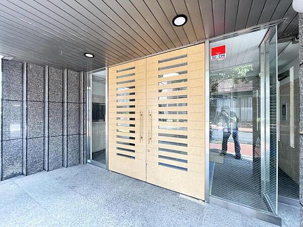 【エントランス】住まいへと続く落ち着いた導入空間。