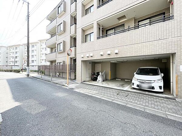 【駐車場】お車をお持ちの方に嬉しい敷地内駐車場。空き状況についてはお問い合わせください。