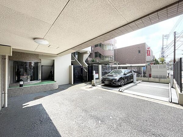 【駐車場】防犯面でも安心感のある機械式の駐車場。