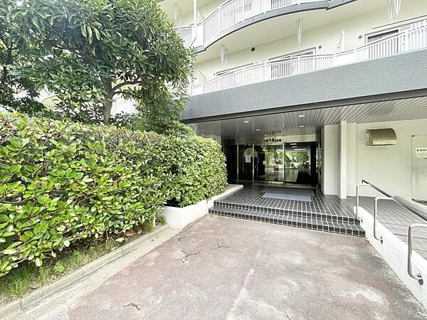 【エントランス】　しっかりと管理が行き届き開放感があり明るいマンションの顔