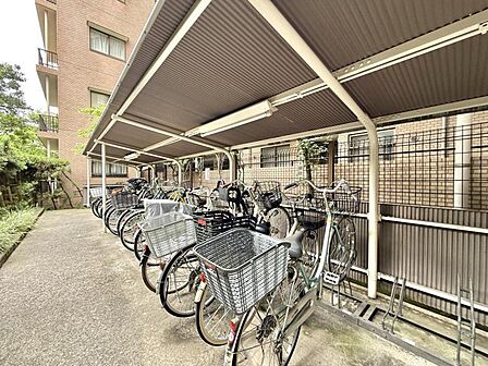 【駐輪場】屋根付きの駐輪場は雨の日などにとても重宝します。