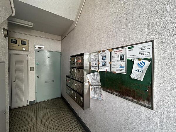 【エントランス】分譲マンションらしい品のあるエントランスです。