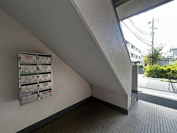 【エントランス】宅配ボックス付きで、お忙しい方にも嬉しい設備です。