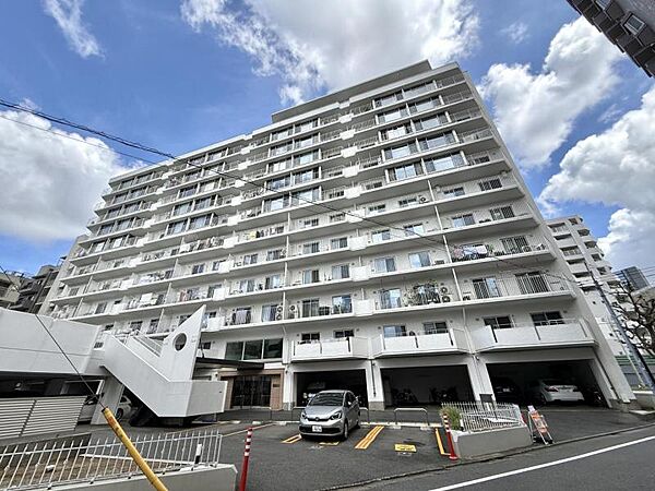 【外観】空へと伸びるシャープなライン。