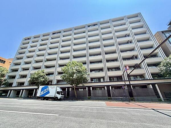 【外観】青空に映える重厚な佇まい。都心の喧騒を忘れさせる端正な外観。