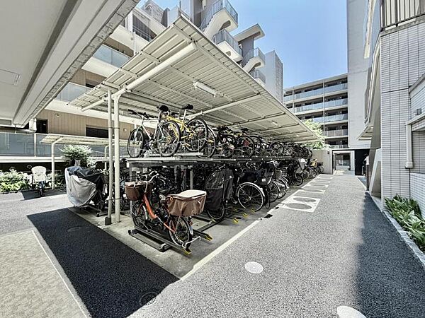【駐輪場】広くしっかりと区画分けされた駐輪場。管理も行き届いていて使いやすそうです。