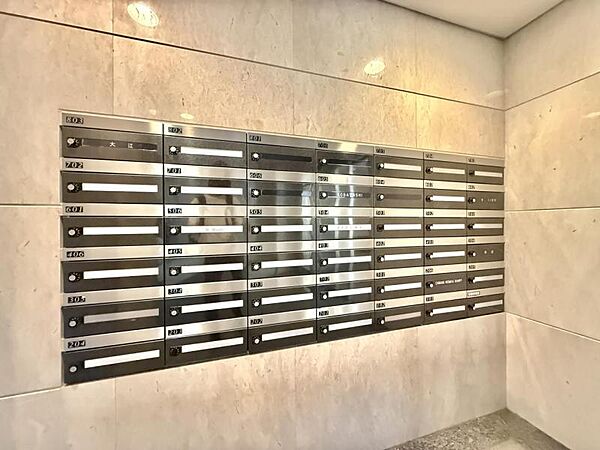 【エントランス】不在時にも便利な宅配ボックスを備えています。