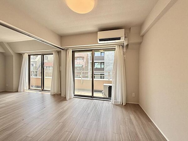 【洋室:5.6帖】明るく落ち着いた雰囲気のお部屋です。