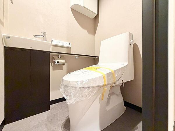 【トイレ】　小さなお子さまも使うトイレだからこそ、掃除のしやすさは大切。床材や壁の素材にも配慮され、日々のメンテナンスがぐっとラクになります。