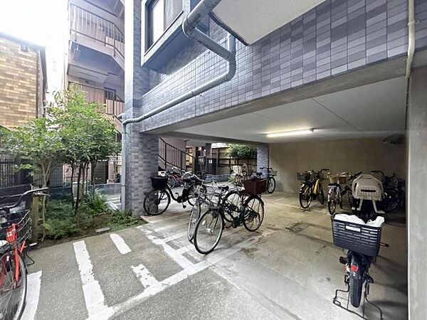 【駐輪場】　広くしっかりと区画分けされた駐輪場。管理も行き届いて使いやすそうです。
