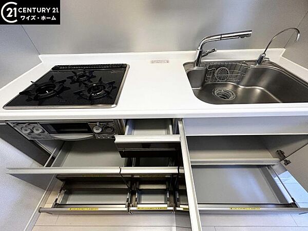【キッチン】洗練されたシステムキッチンが住空間の美意識を高める。