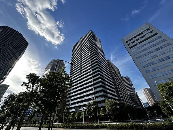 【外観】大規模レジデンスならではの開放感。全方位に配慮された意匠美。