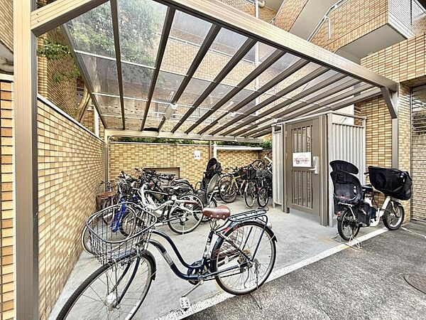 【駐輪場】屋根付き駐輪場で、雨の日も安心です。