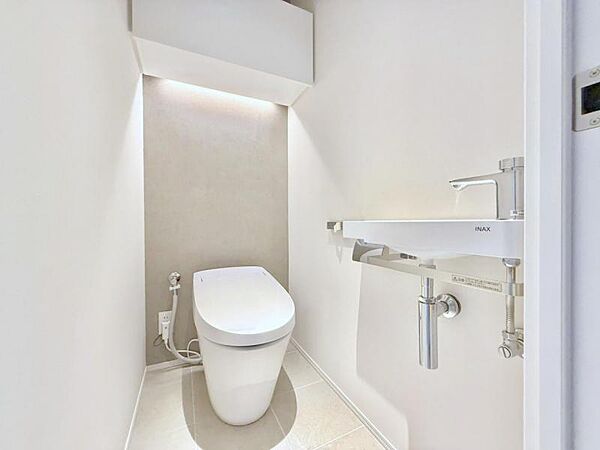 【トイレ】　小さなお子さまも使うトイレだからこそ、掃除のしやすさは大切。床材や壁の素材にも配慮され、日々のメンテナンスがぐっとラクになります。
