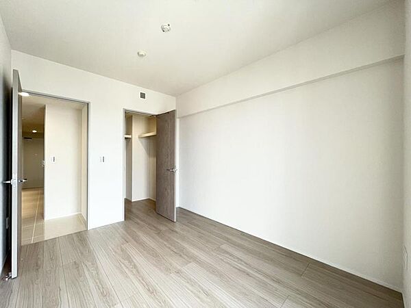 【洋室：6帖】主寝室としても十分な広さを確保しています。