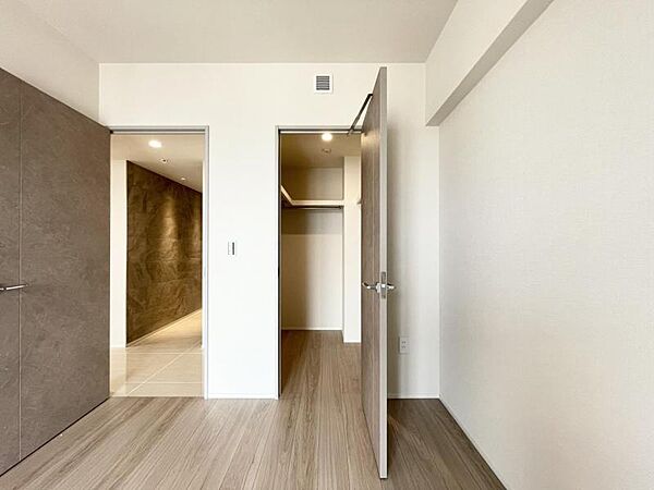 【洋室：6帖】分譲ならではのしっかりとした建具が印象的です。