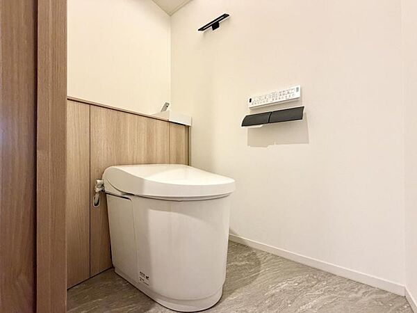 【トイレ】落ち着いたトーンで洗練されたデザインのトイレです。