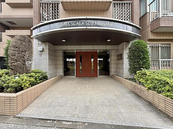 【外観】品格を感じさせる共用部の入口部分。