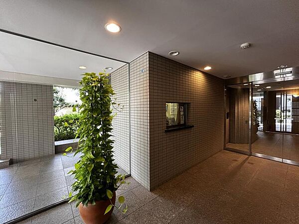 【エントランス】穏やかな日常の入り口。広々とした空間が日々の快適さに繋がります。