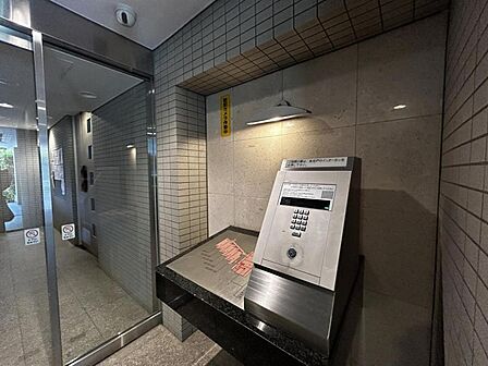 【オートロック】オートロック完備の安心感。住まう人の安全を第一に考えた設計。