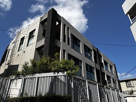 【外観】落ち着いた色調でまとめられた、落ち着きと品のある佇まい。