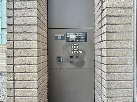 【オートロック】マンションならではのセキュリティと防犯性能。