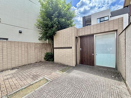 【エントランス】暮らしの質は入り口で決まる。開放感と防犯性を兼ね備えた意匠。