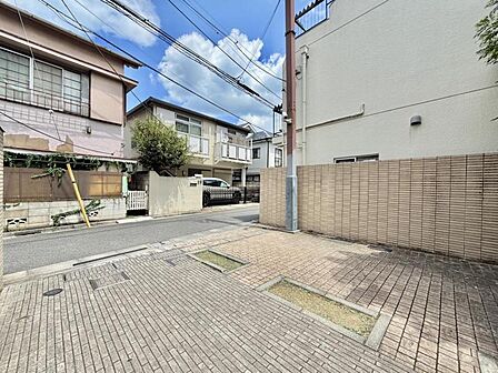【エントランス】幅員にゆとりある前面道路。視界が広がり、確かな開放感があります。