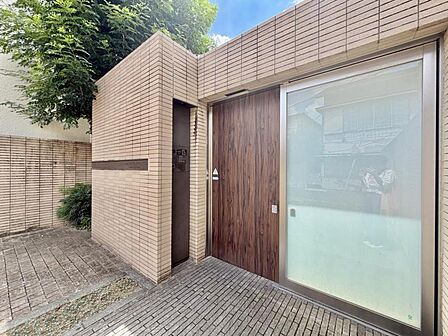 【エントランス】住む人や訪れる人を室内へと優しくエスコートします.
