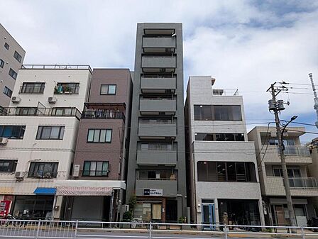 【外観】真っ直ぐに空へ伸びる、堂々とした佇まい。