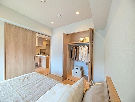 【洋室】リビングと隣り合う洋室。趣味の部屋にもお子様の部屋にも出来る汎用性があります。