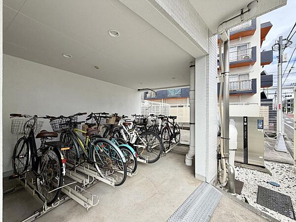 【駐輪場】建物内に整理された駐輪場があり、愛車の保管に便利。